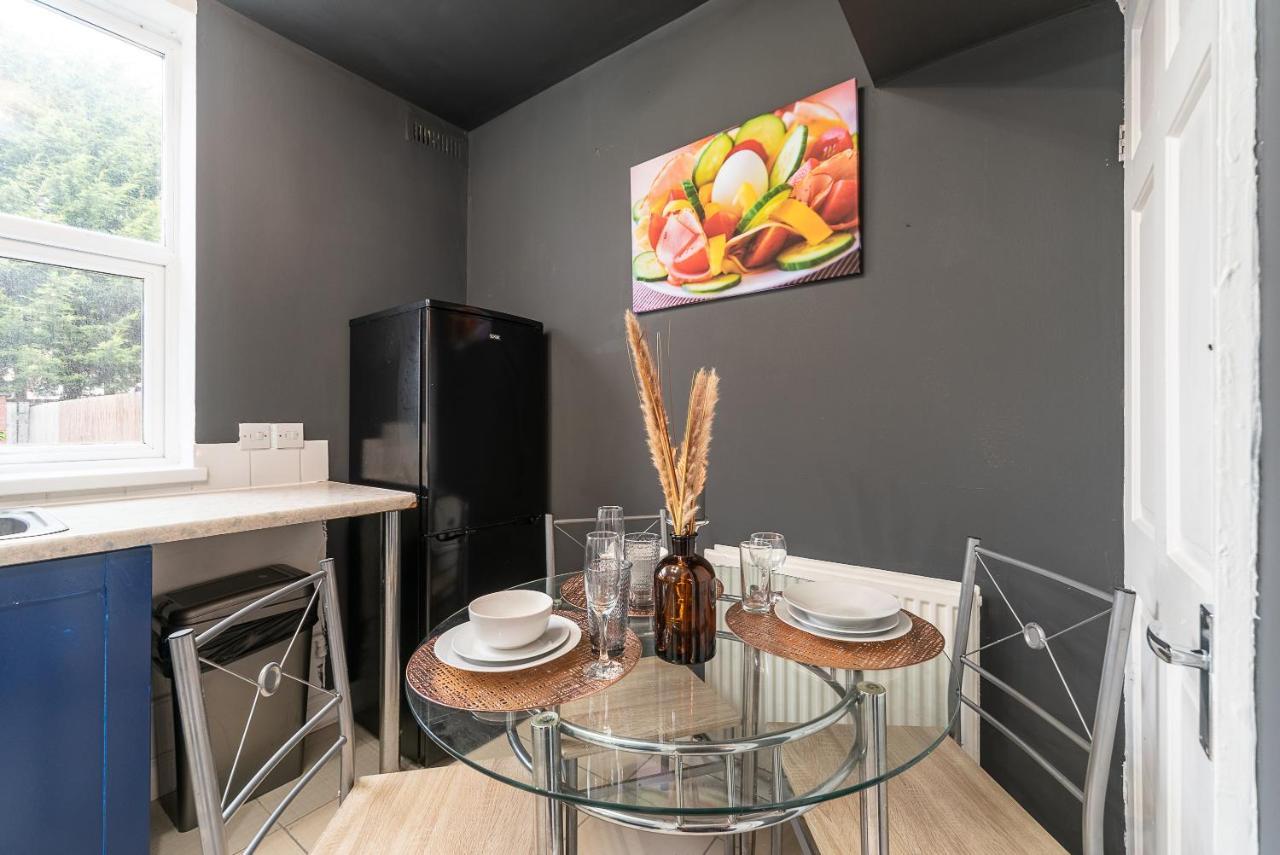 J'S Home Away From Home Fresh 2 Bedroom Garden Parking Kingston upon Hull Esterno foto